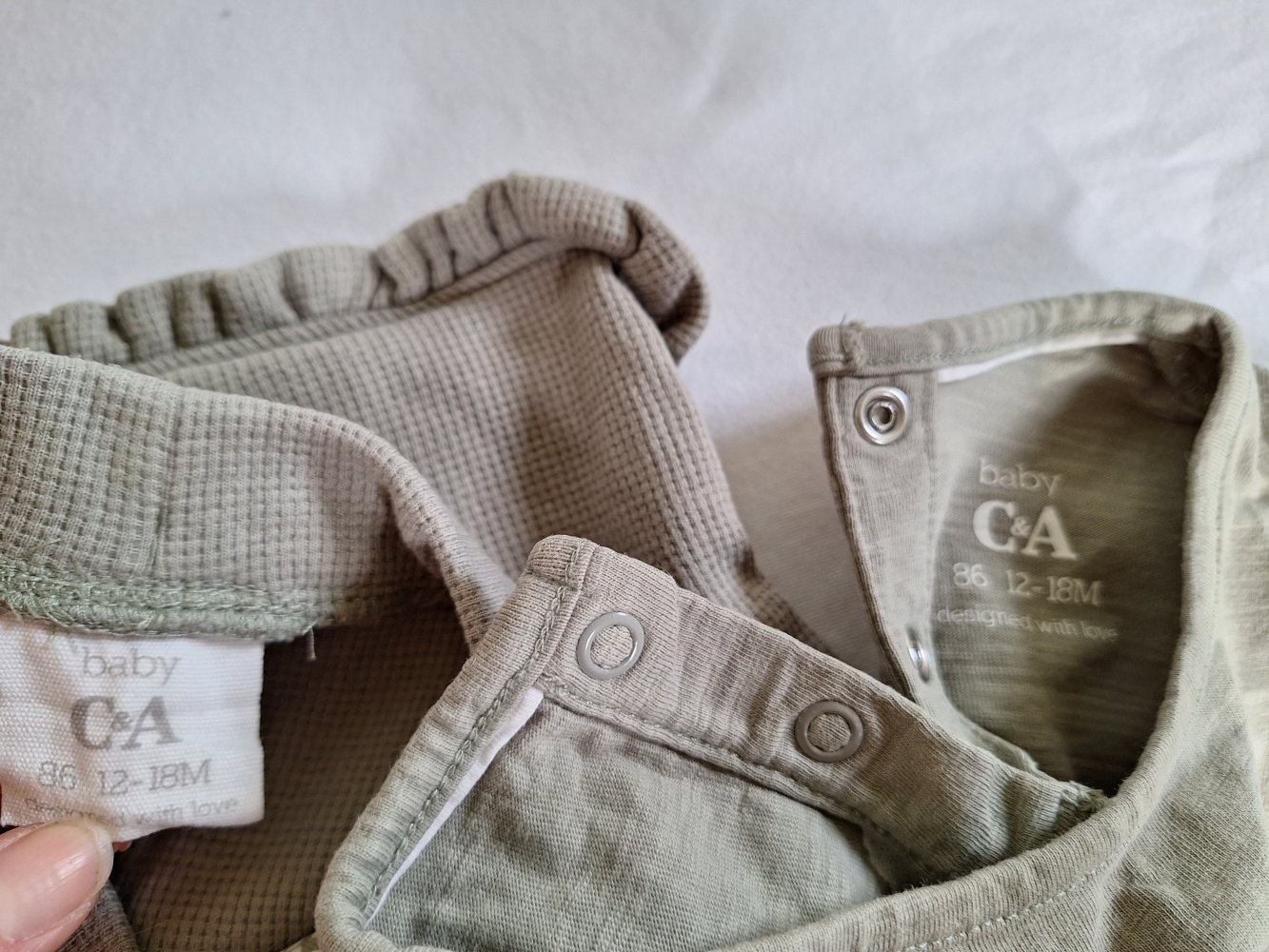 olivgrünes / khakigrünes Sommerset, Gr. 86 Shorts und Top