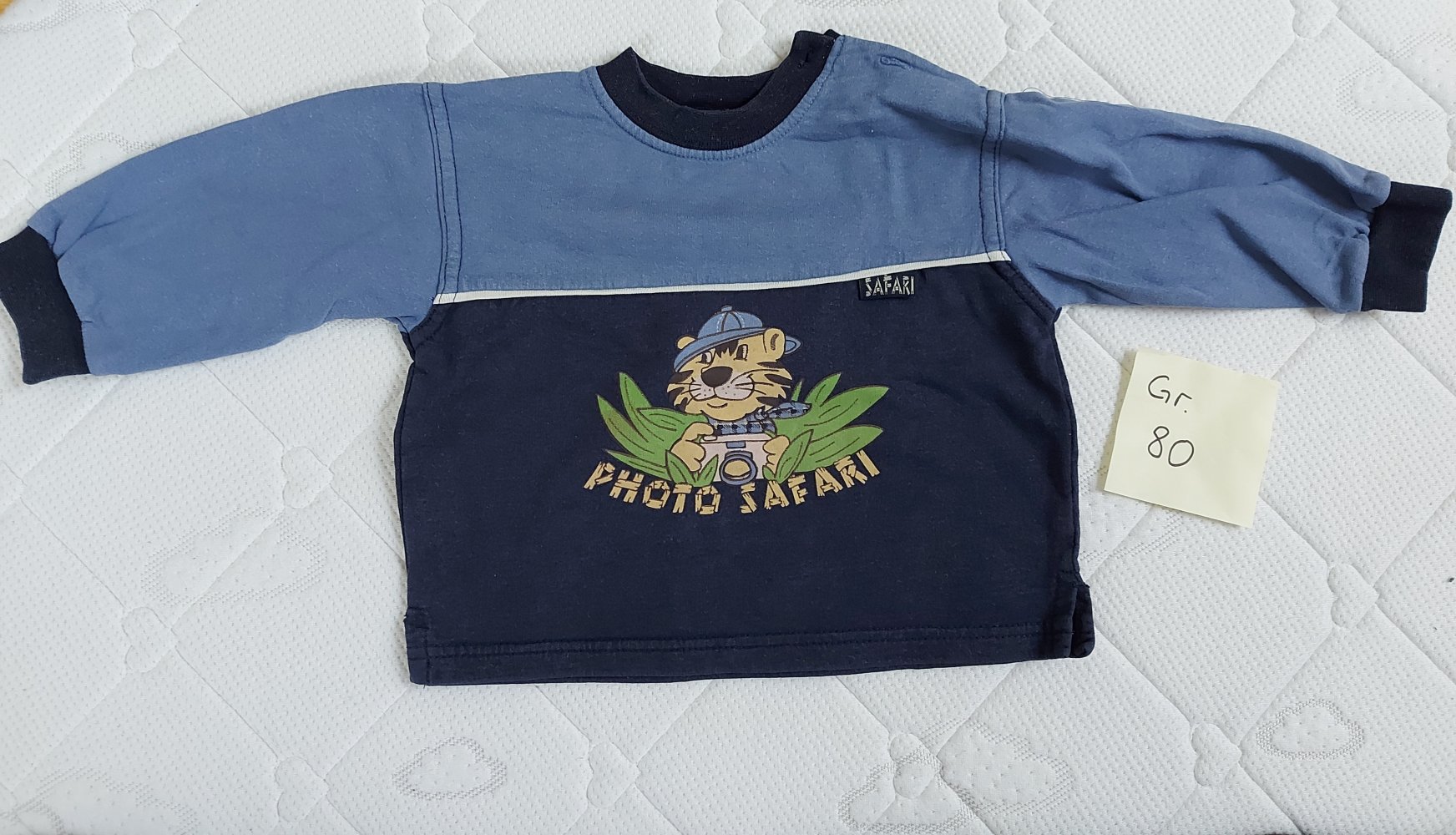 langärmliger blauer Babypullover 