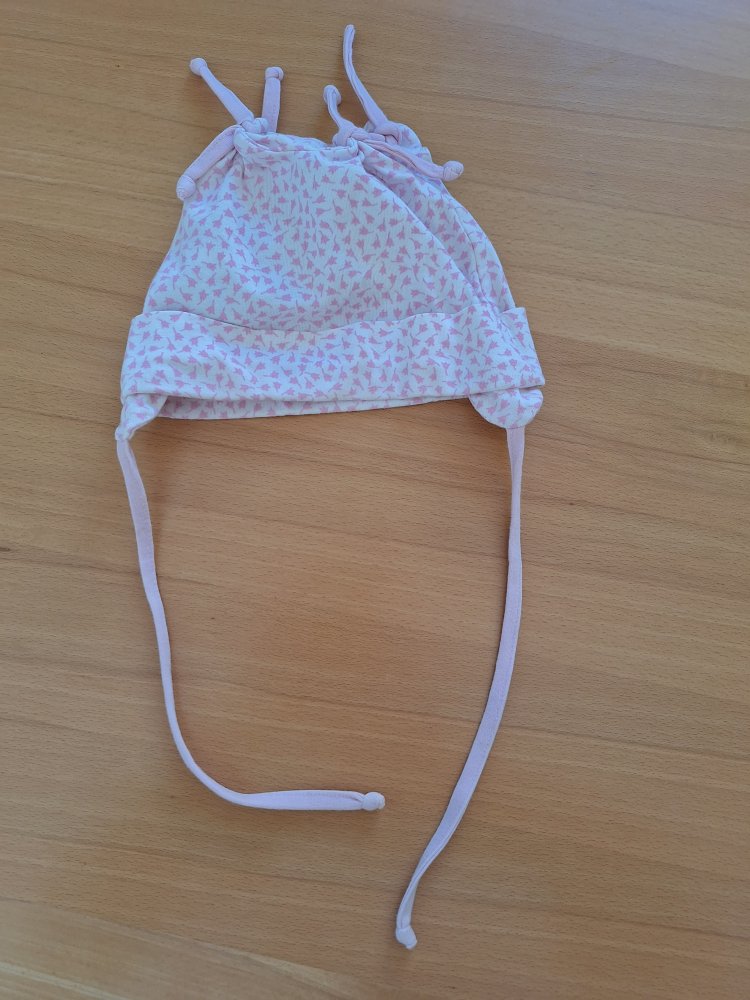 rosa gemustertes Mützchen mit Schnüren, Gr. 45