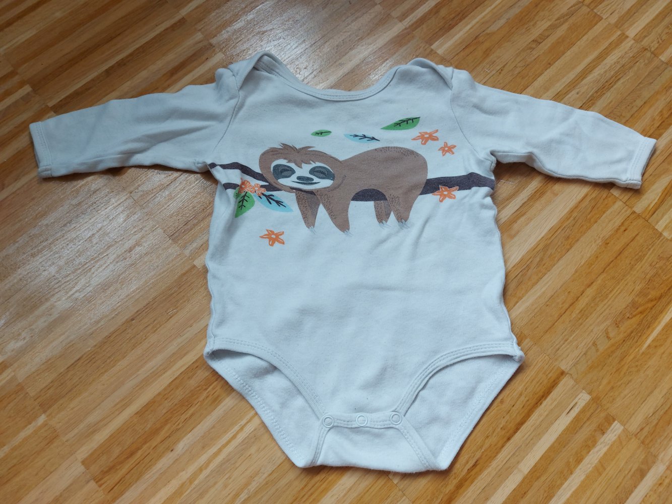 Weißer Langarm Babybody mit Faultiermotiv Gr. 62/68