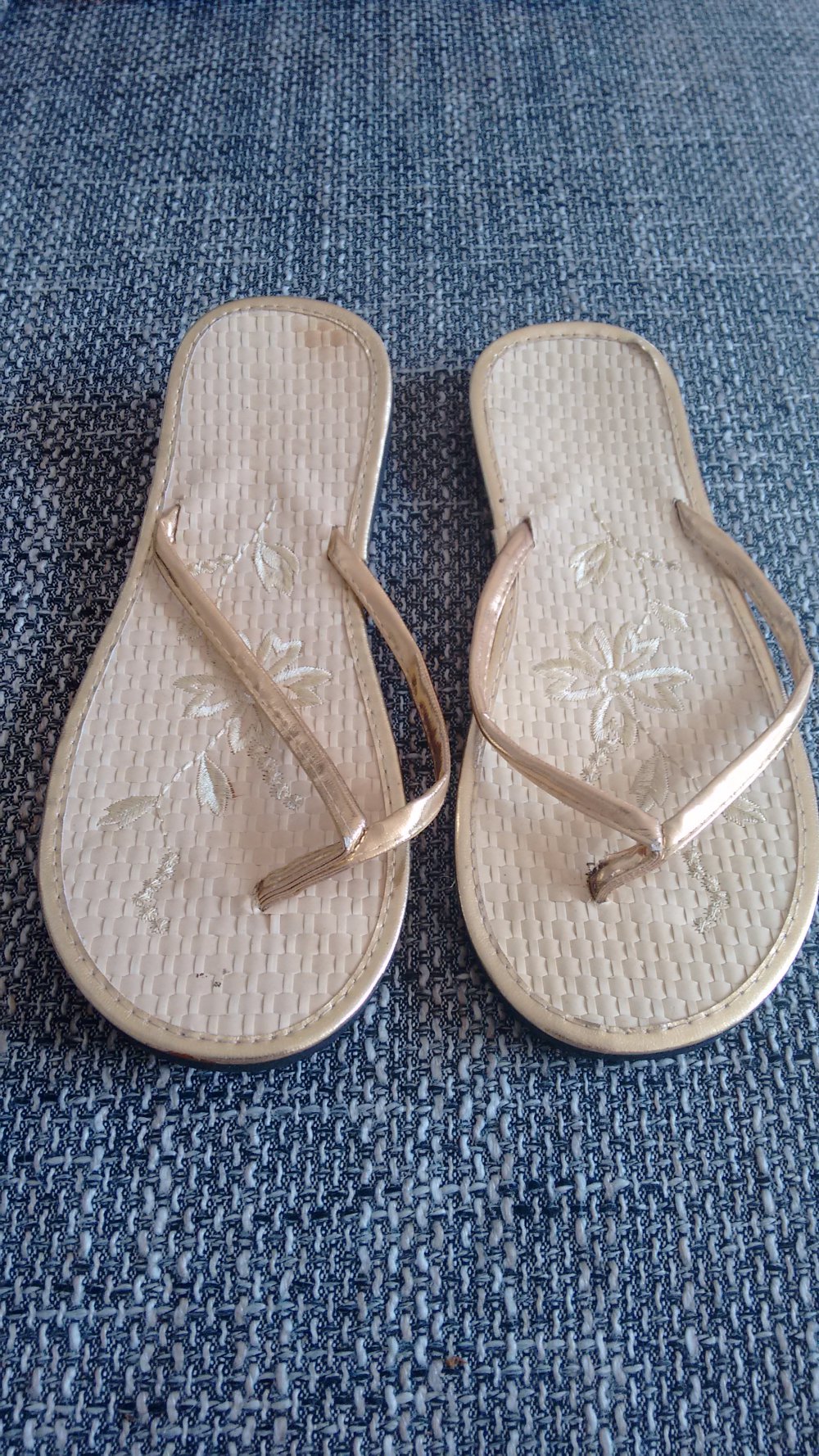 gold glänzende Zehentrenner mit dünner Sohle