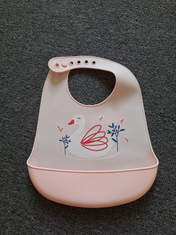 rosa Auffanglätzchen mit Schwan / abwaschbar