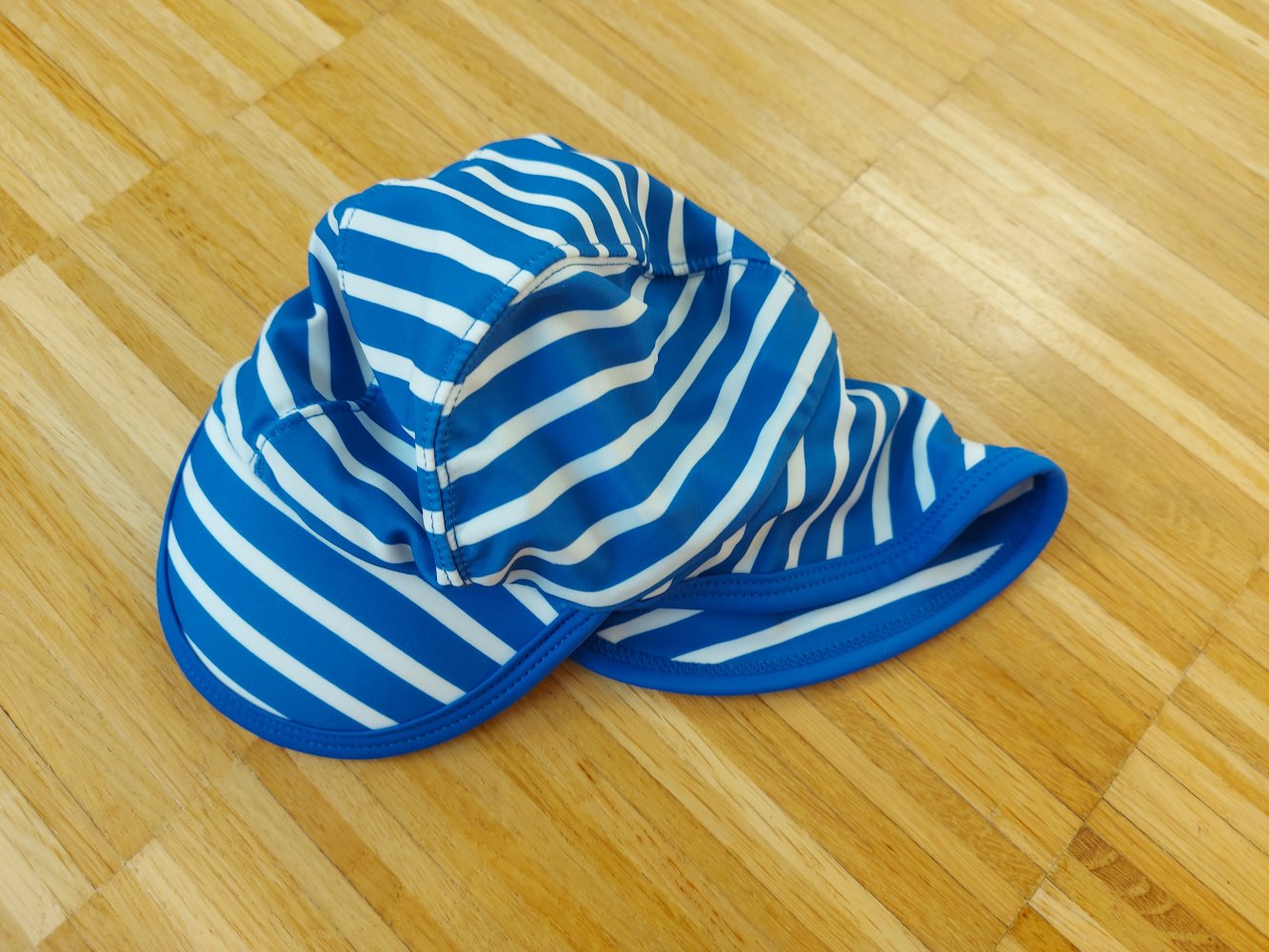 blau-weiß gestreifter Sommerhut mit Nackenkrempe für Babys UV-Mütze