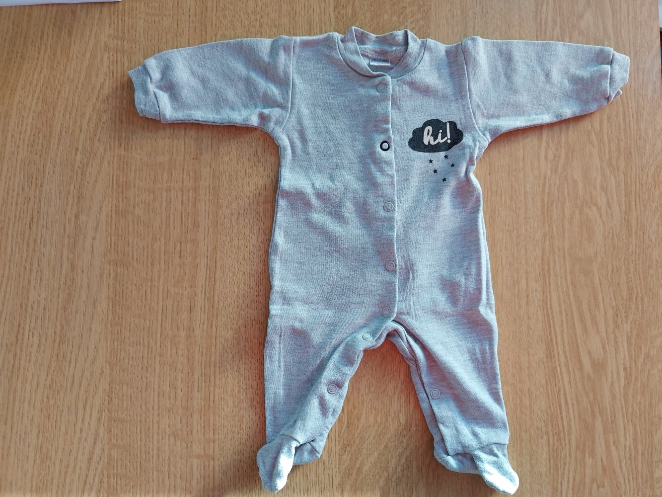 grauer Baby-Schlafanzug 