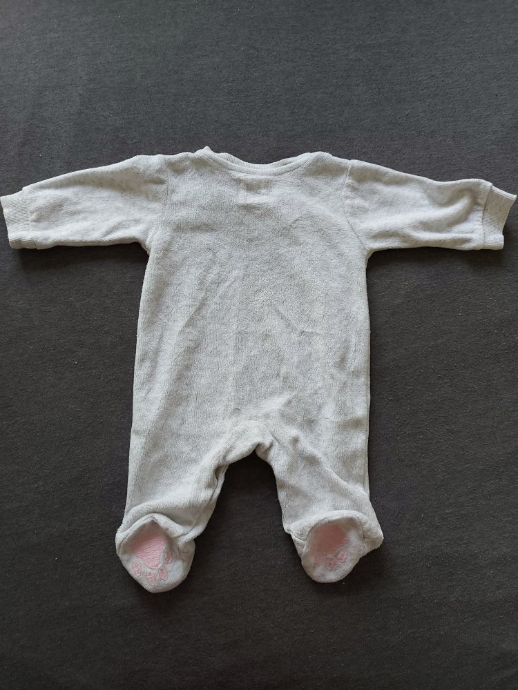 grauer Baby-Schlafanzug mit Kätzchengesicht Gr. 56