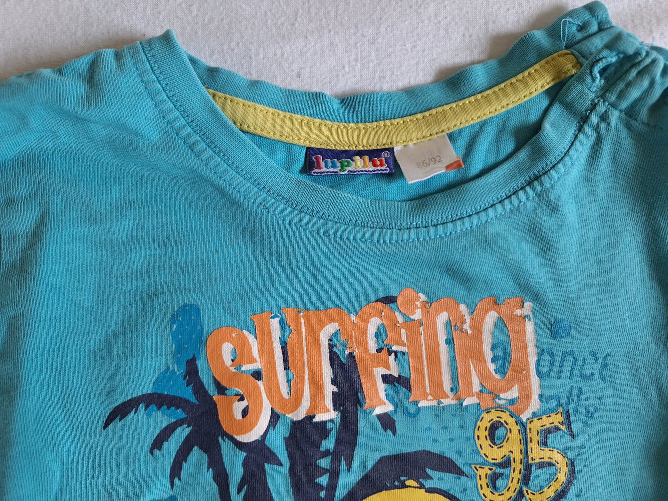 kurzärmliges türkises T-Shirt mit surfendem Bärchen Gr. 86/92