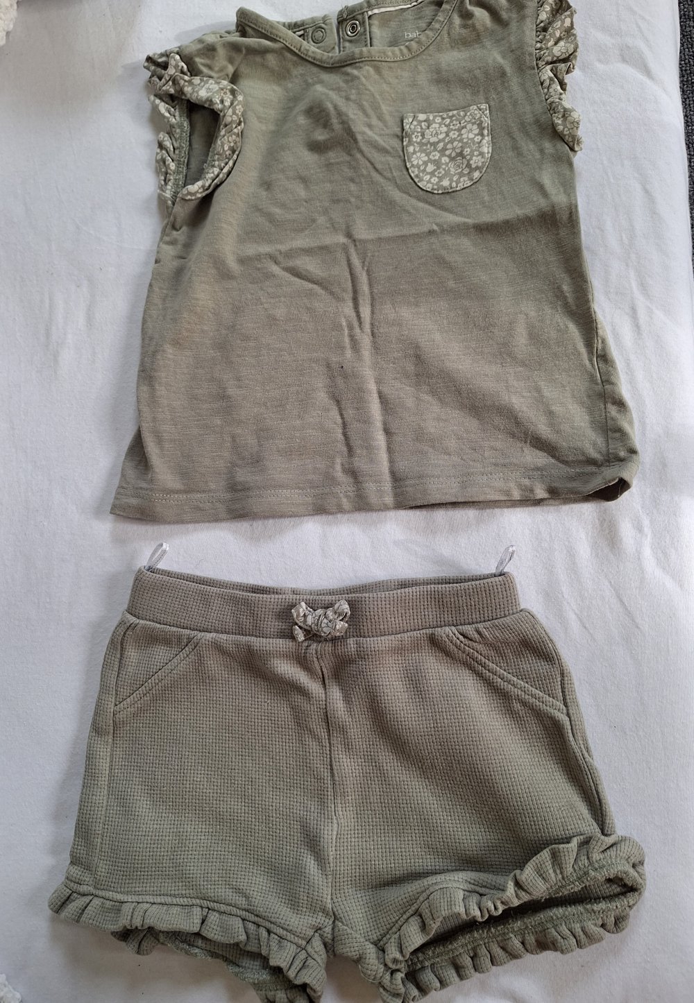 olivgrünes / khakigrünes Sommerset, Gr. 86 Shorts und Top