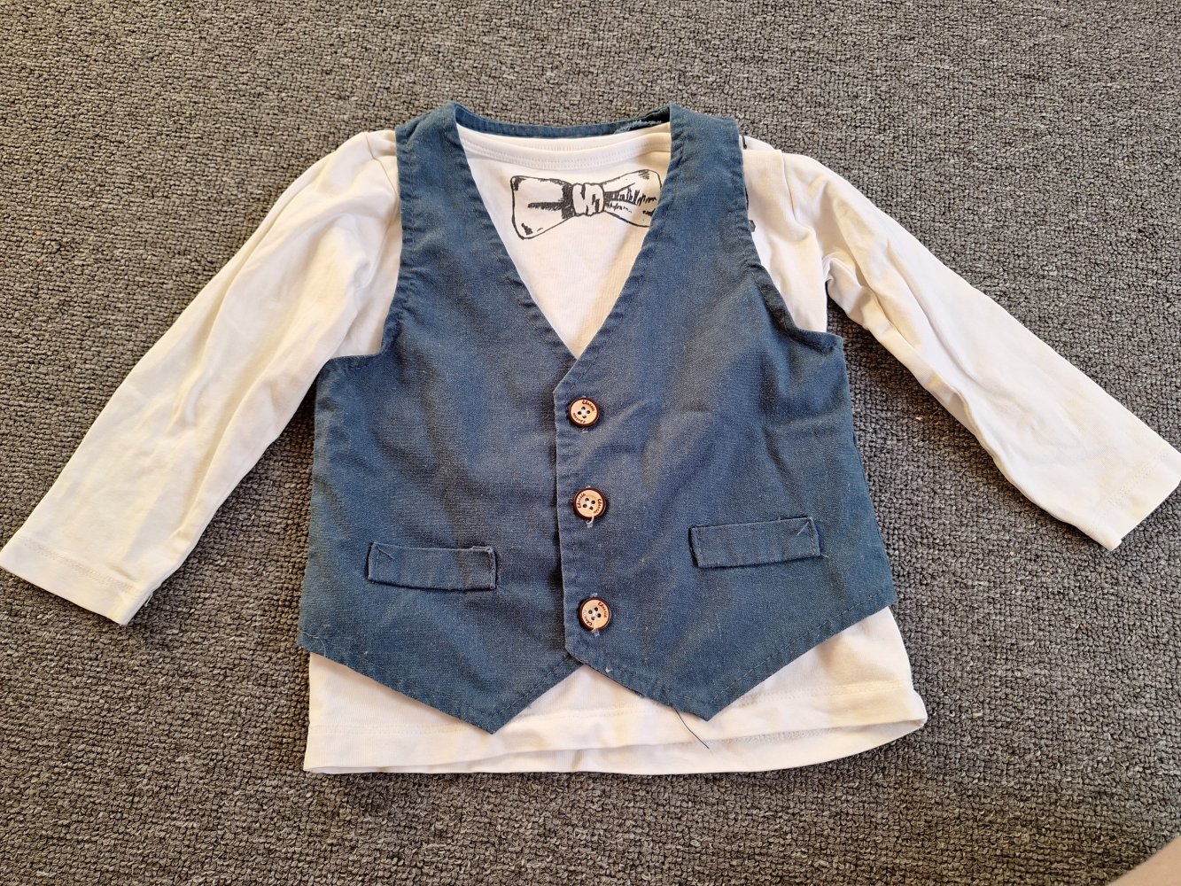 Set: weißes Langarmshirt mit Schleife und blauer Weste, Gr. 86