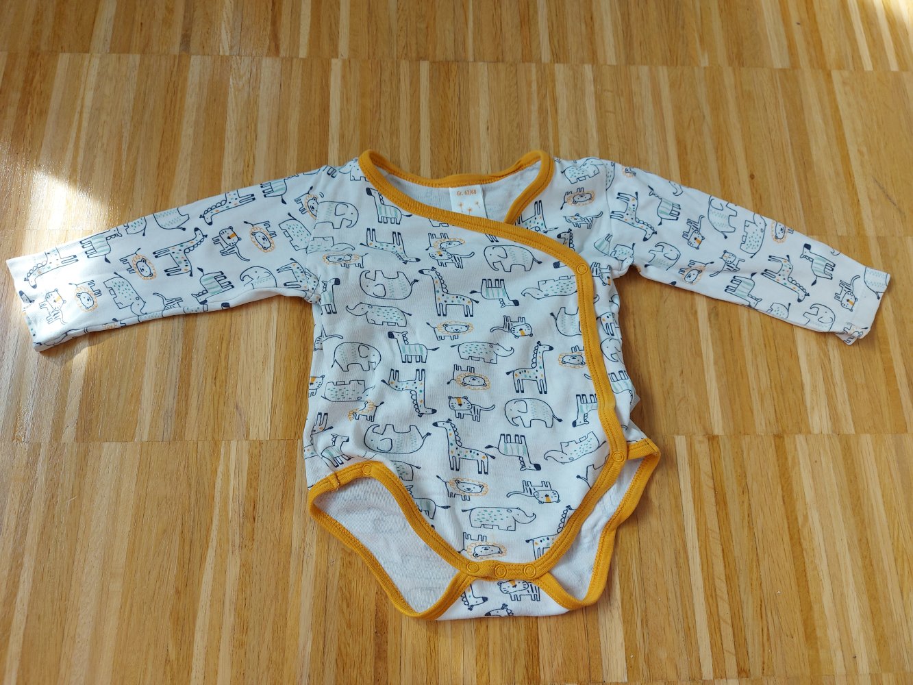 Weiß-oranger Langarm-Wickelbody in Gr. 62/68 mit niedlichen Wildtiermotiven