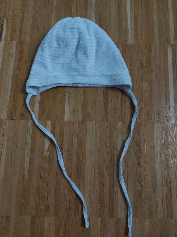 weiß- grau gestreiftes Babymützchen mit Schnüren