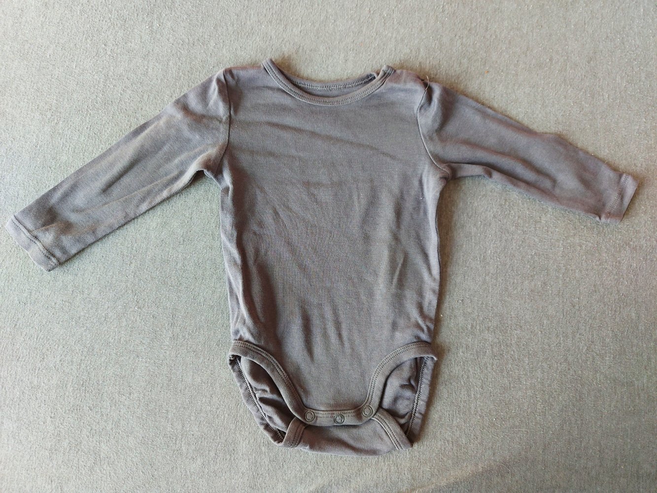 Langärmliger anthrazitgrauer Body Gr. 68