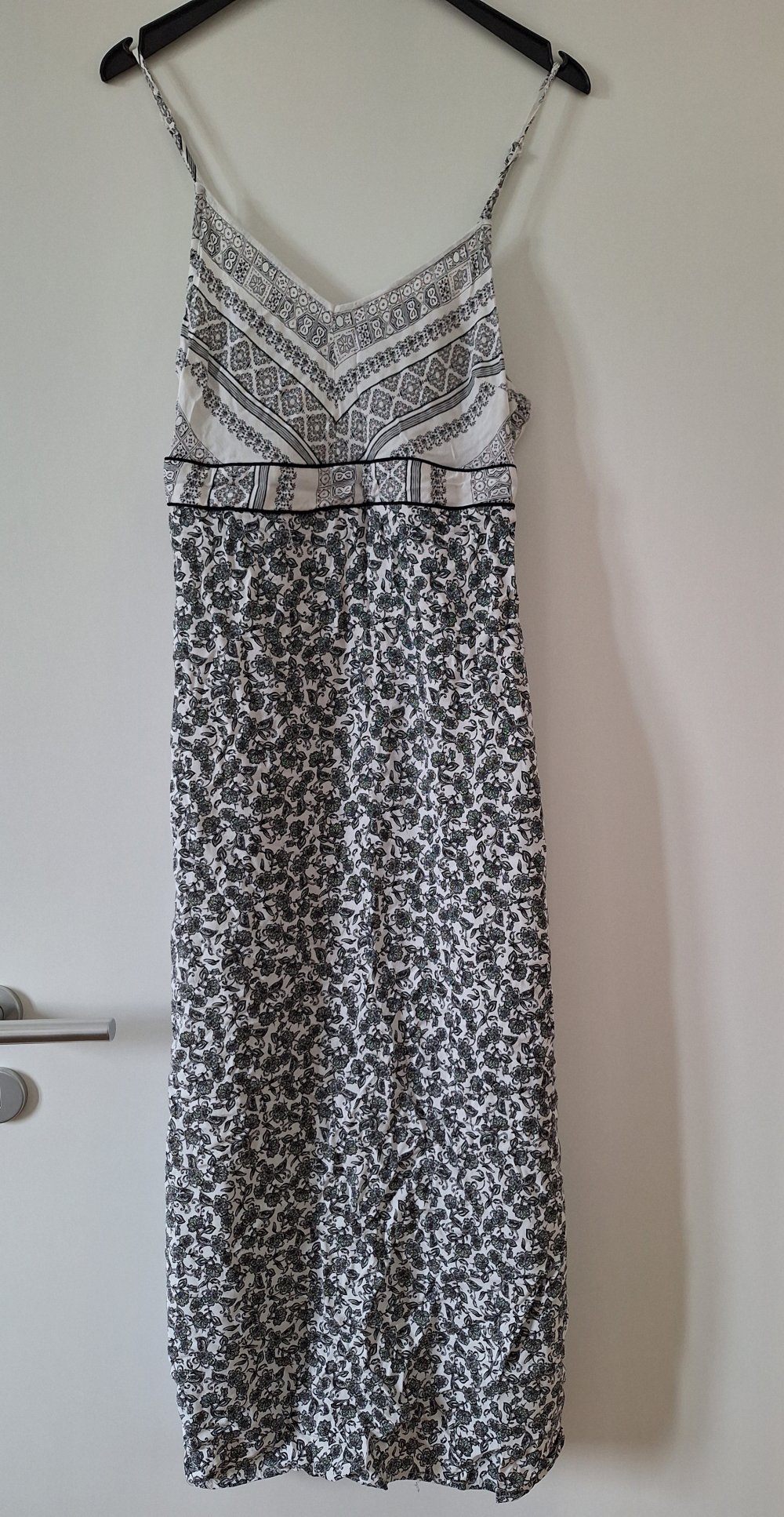 Langes schwarz-weiß gemustertes Sommerkleid mit Spaghettiträgern Gr. M