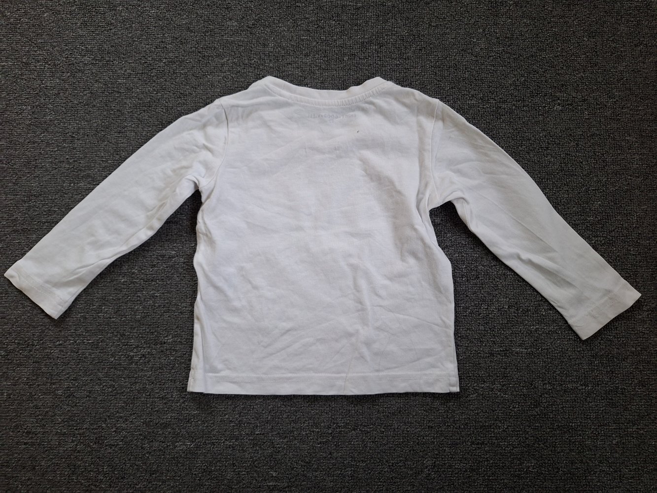 Weißes Langarmshirt mit aufgedruckter Fliege, Gr. 92