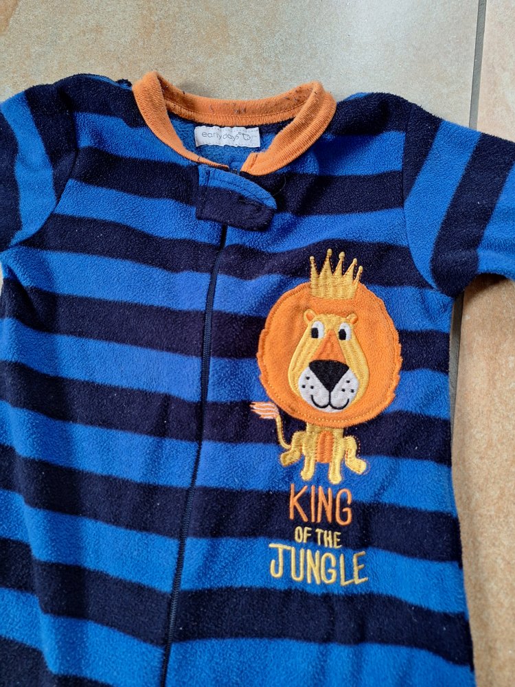 Warmer blau-schwarz gestreifter Pyjama  King of the jungle
