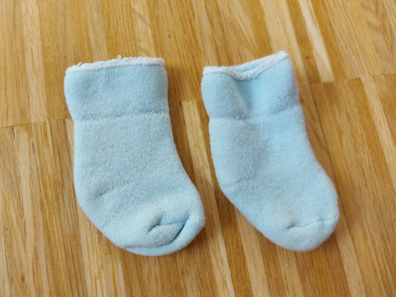 hellblaue Erstlingssöckchen / Babysocken