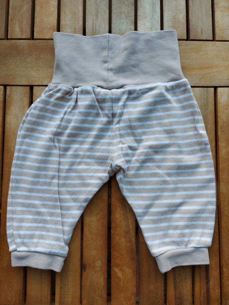 hellbraun-weiß gestreifte Babyhose, Gr. 50-56 mit Bärchen