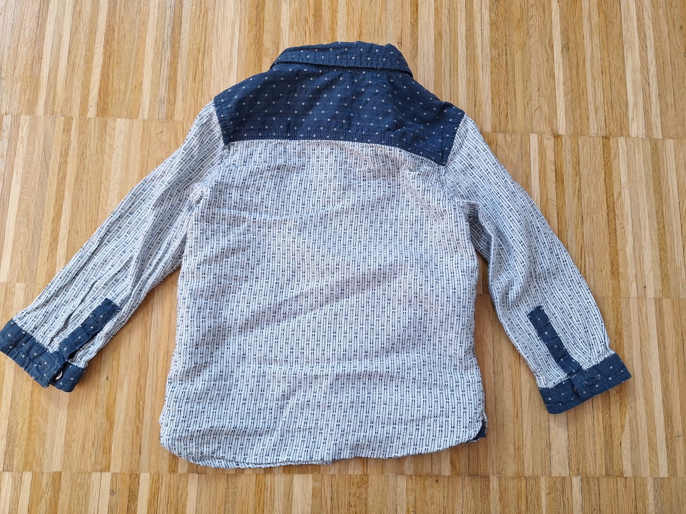 weiß-blaues langärmliges Hemd