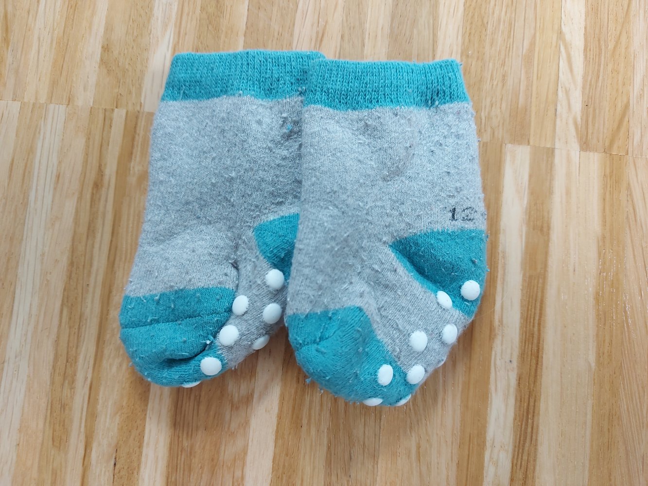 grau-türkise Socken mit Stoppernoppen, Gr. 12-14