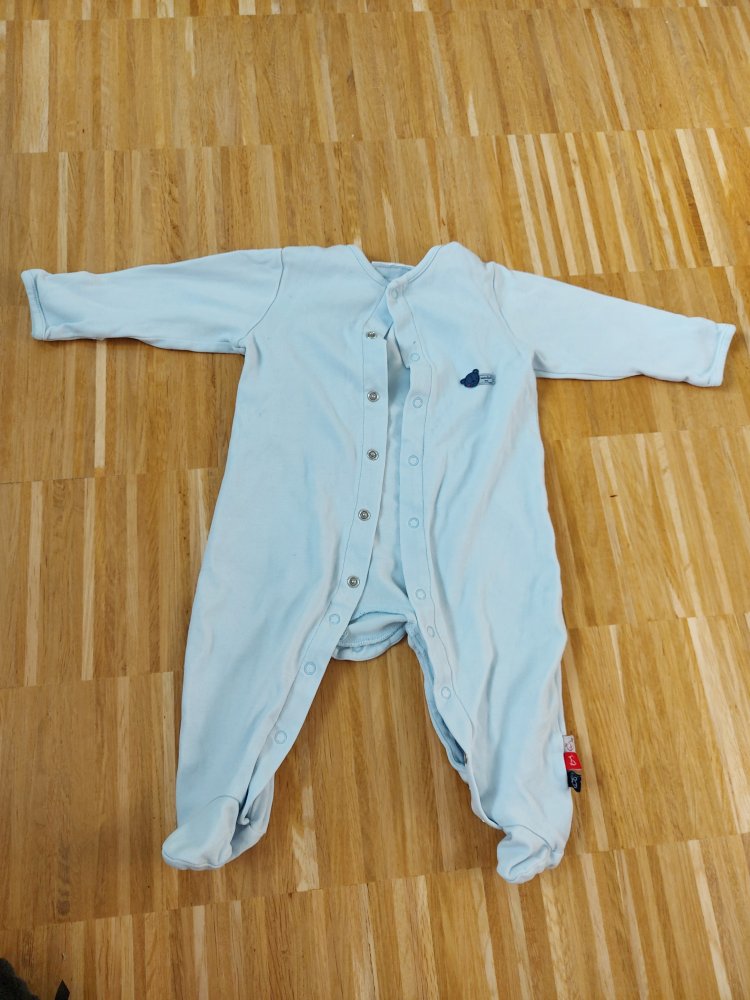 hellblauer Babyschlafanzug mit Füßchen Gr. 74