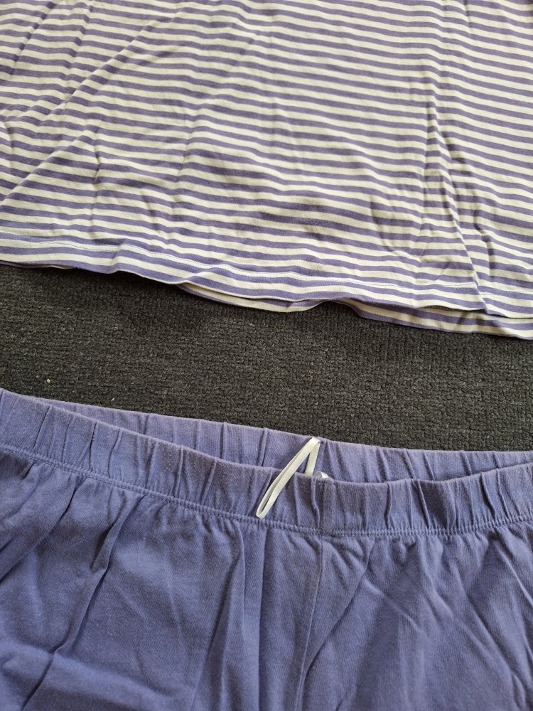 Kurzer lila Schlafanzug mit Minnie Mouse, Gr. M