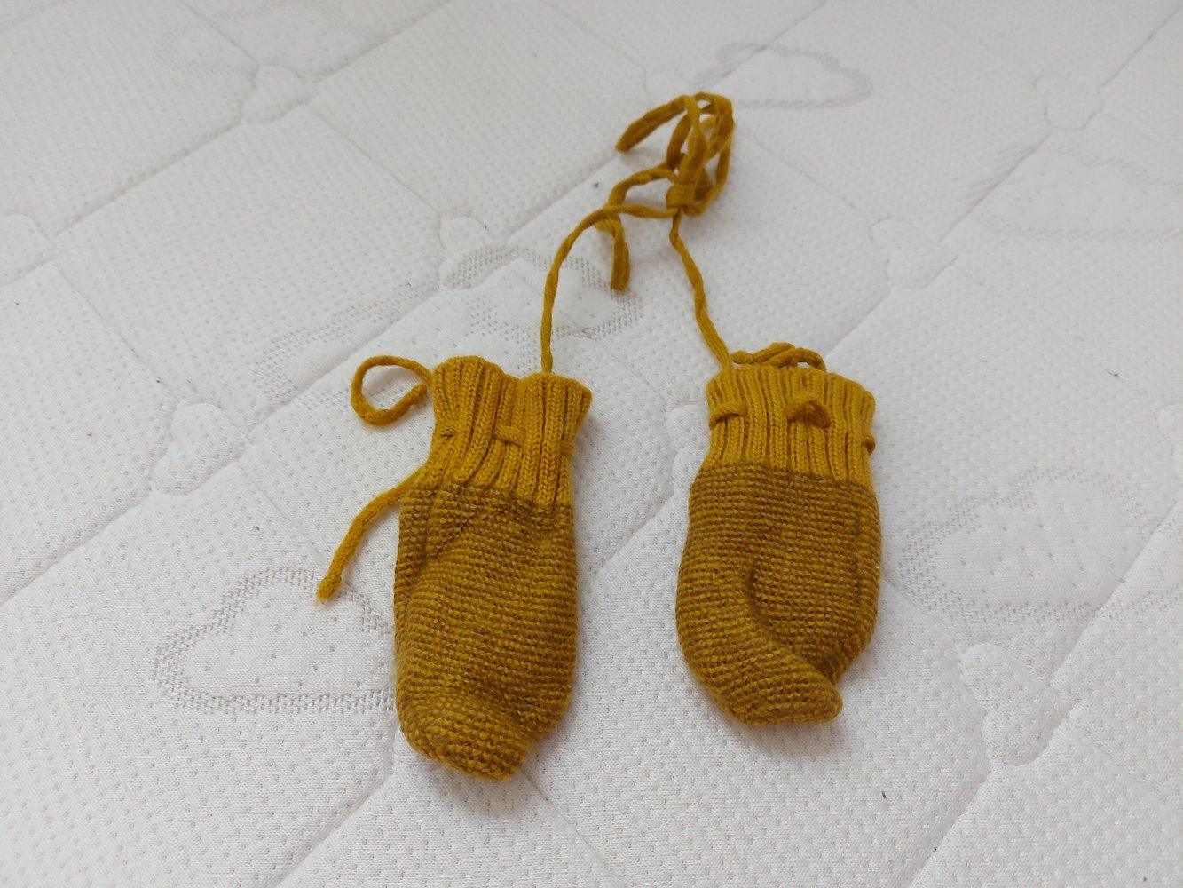 ockergelbe Babyhandschuhe / Babyfäustlinge