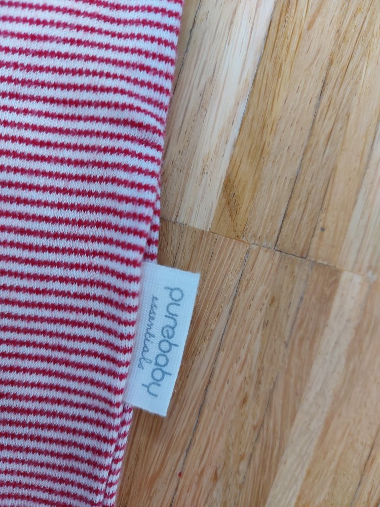 rot-weiß gestreifter Baby-Schlafanzug