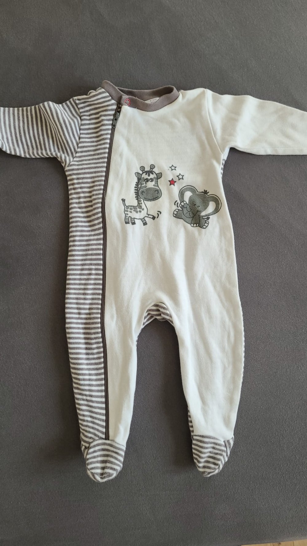 weißgrau gestreifter Baby-Schlafanzug mit Zebra und Elefant Gr. 62