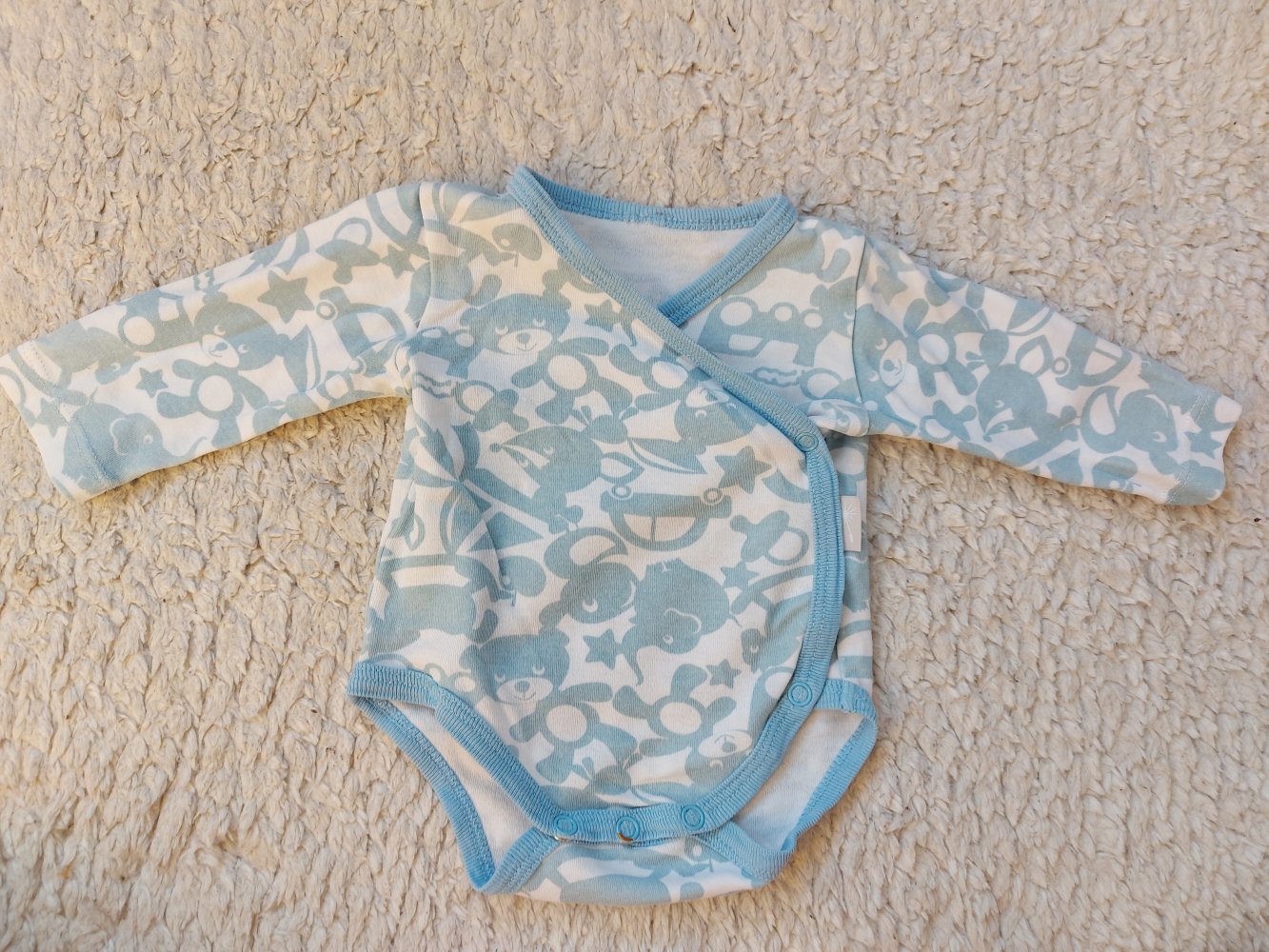 weiß-blauer Langarm-Wickelbody Gr. 56 