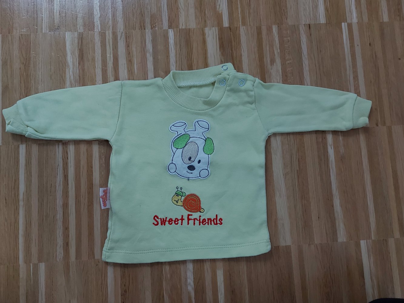 zitronengelber Babypullover Sweet friends mit Hund und Schnecke