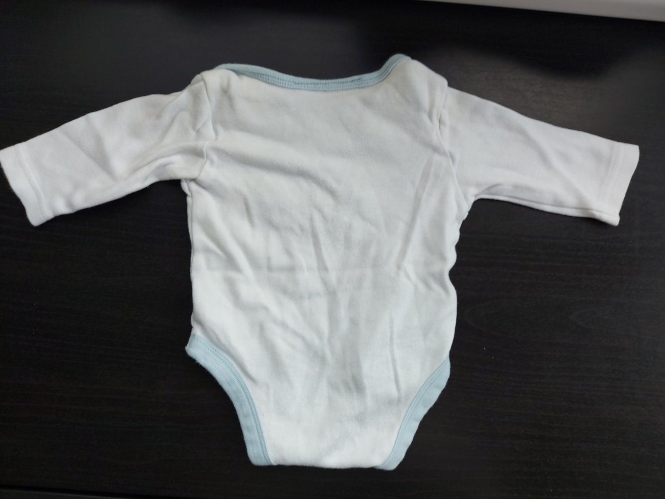 langärmliger hellblau-weißer Babybody 0-3 Monate