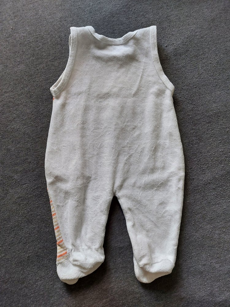 weißer Babystrampler mit Tiermotiven, Gr. 50