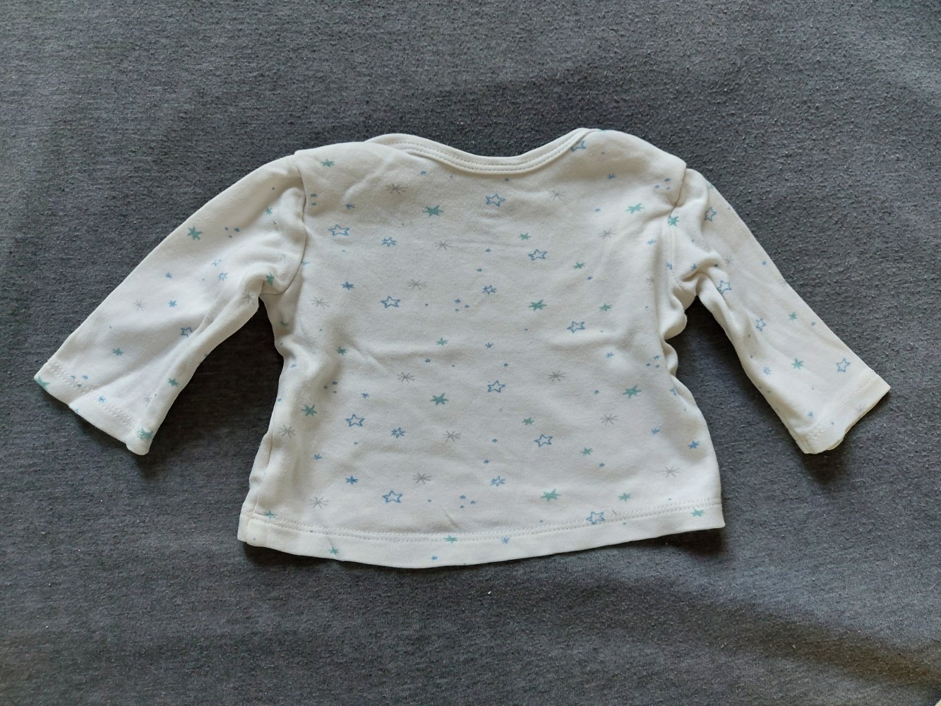 weißer Babypullover mit hellblauen Sternen, Gr. 56