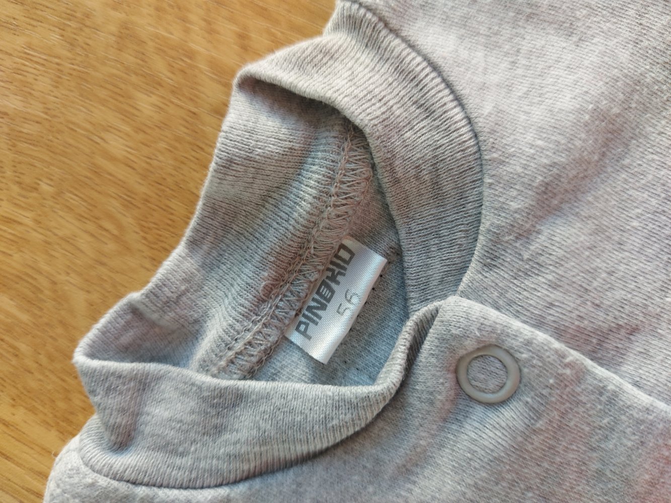 grauer Baby-Schlafanzug 