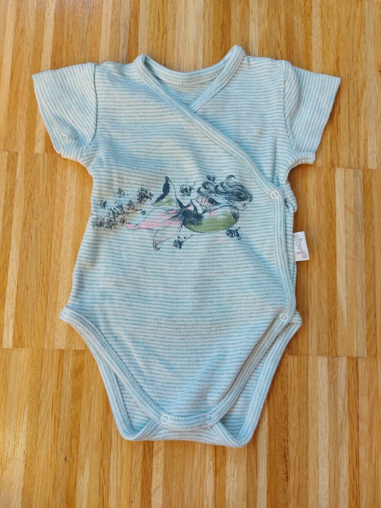 türkis-weiß gestreifter Kurzarmbody mit Meerjungfraumotiv Gr. 56
