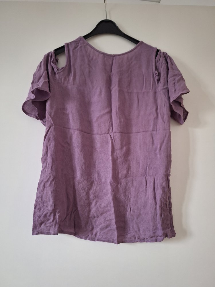 Fliederfarbenes T-Shirt mit Schulterauslassungen, Gr. L