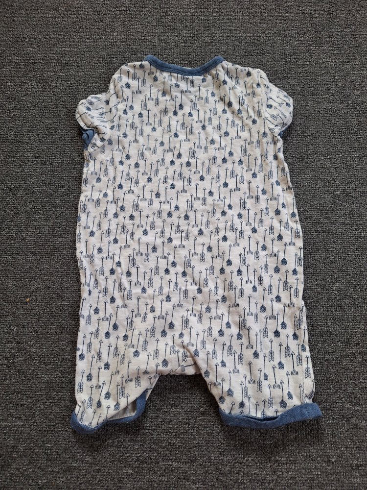 blau-weißer kurzer Pyjama Gr. 74/80 /Schlafanzug/Schlafstrampler Jumper mit Federmotiven