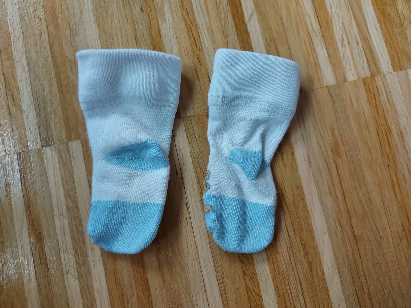 weiß-hellblaue Löwensocken / Babysocken mit Löwenmotiv