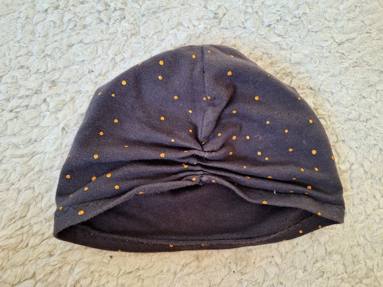 schwarzer Turbanmütze/Knotenmütze mit goldenen Punkten