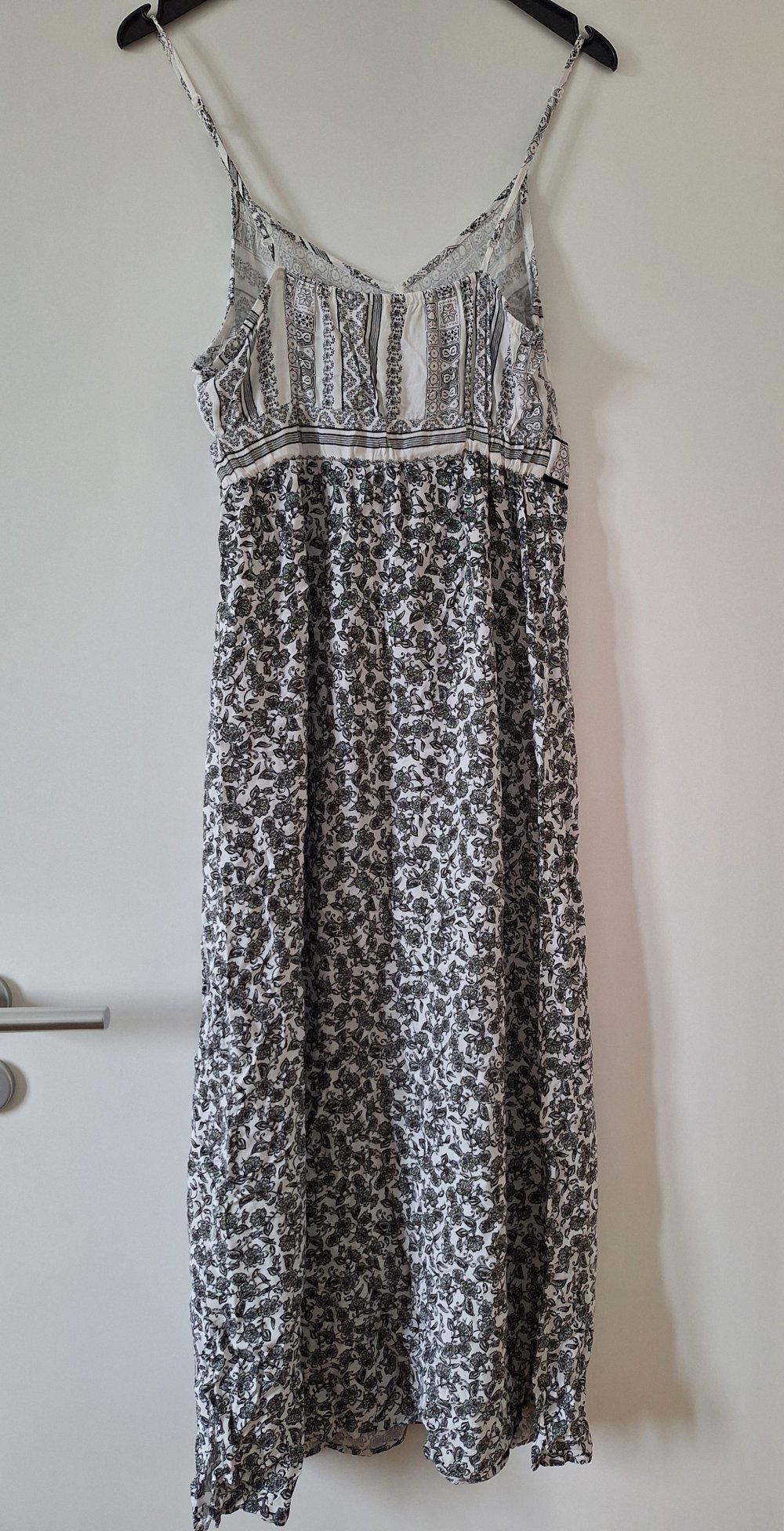 Langes schwarz-weiß gemustertes Sommerkleid mit Spaghettiträgern Gr. M