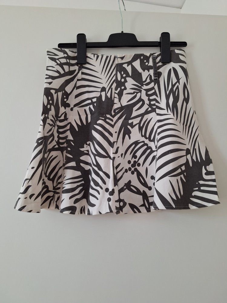 Weiß-grau gemusterter Sommerrock, Gr. 38 / Faltenrock / Minirock