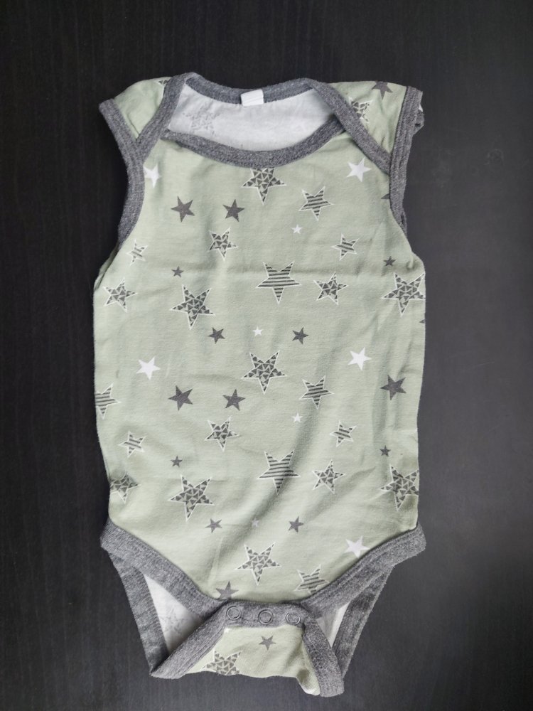 ärmelloser/kurzärmliger grüner Jungs-Body mit Sternen, Gr. 50/56