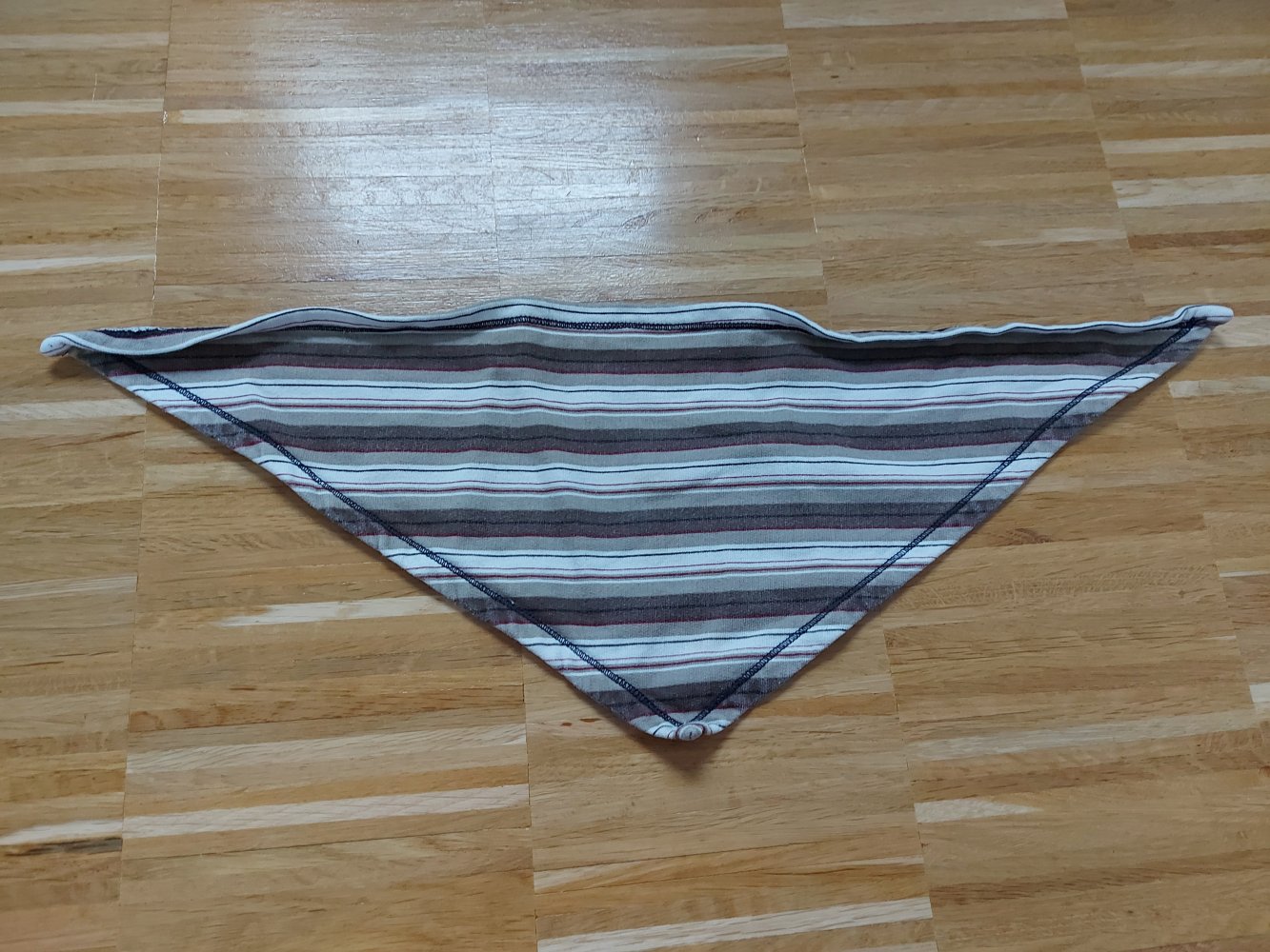 braun gestreiftes Dreieckstuch