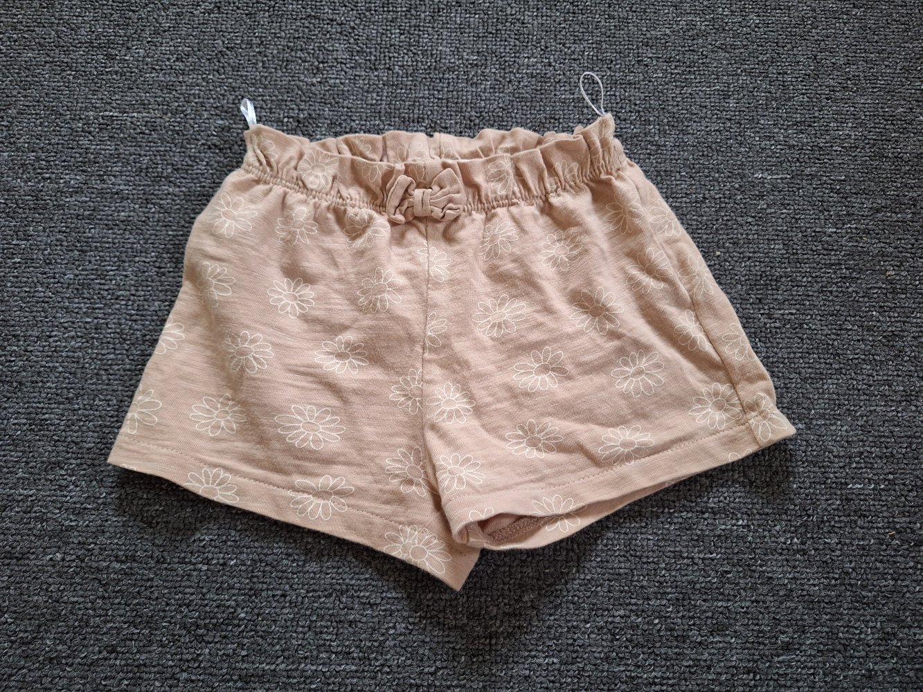 kurze beige Sommershorts mit Blumen, Gr. 80