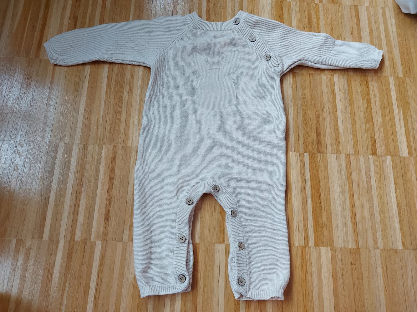 langärmliger beiger Babystrampler / Jumper mit Hase Gr. 68