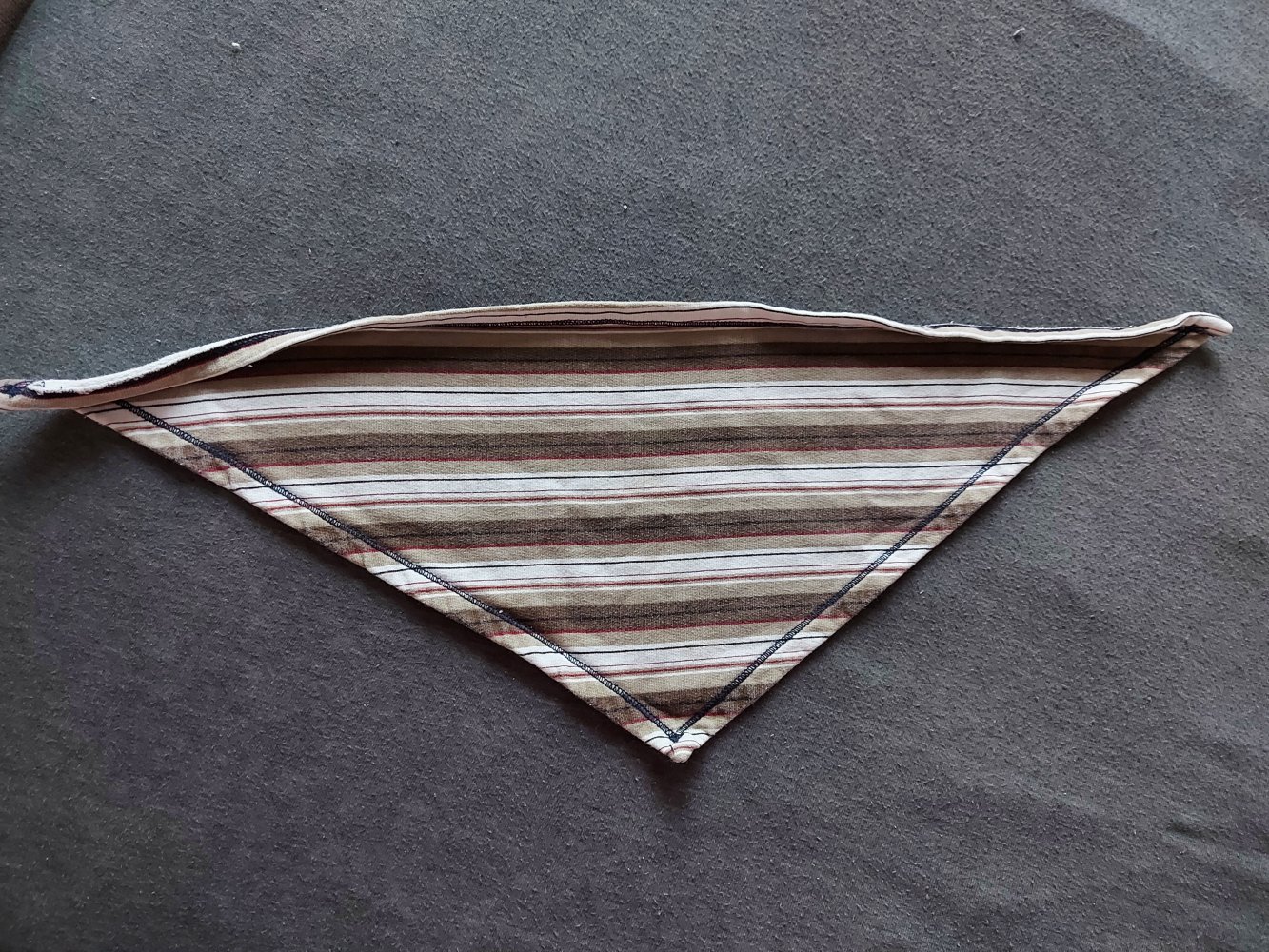 braun gestreiftes Dreieckstuch