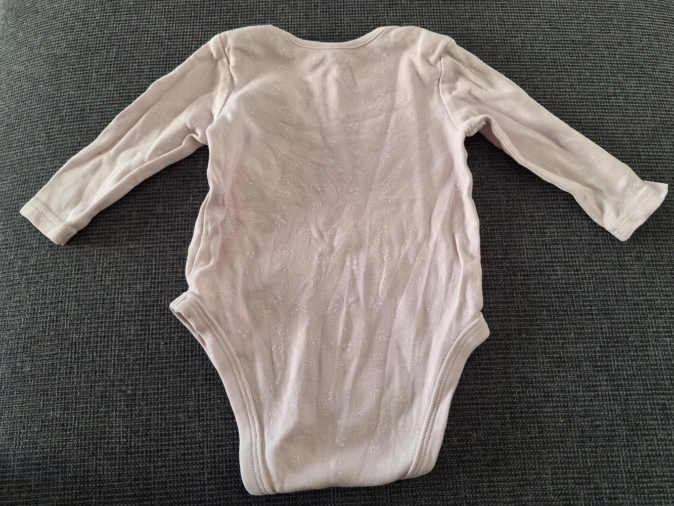 Zartrosa Langarm Body Gr. 62 mit zartem Muster