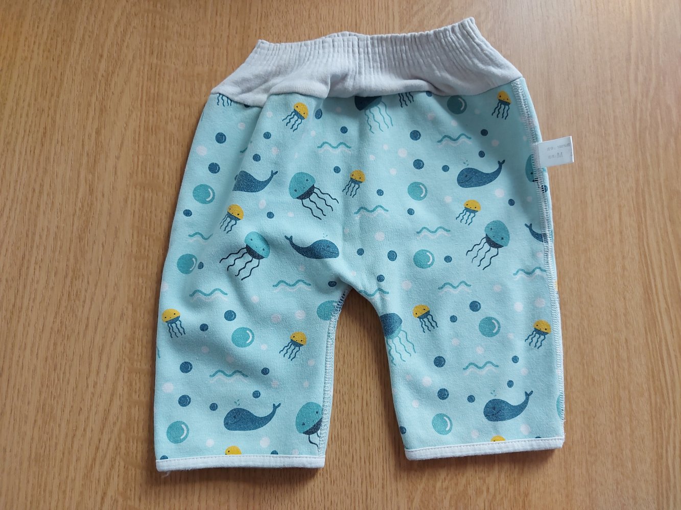 türkise weite Babyhose mit Meerestieren (Wale und Quallen)