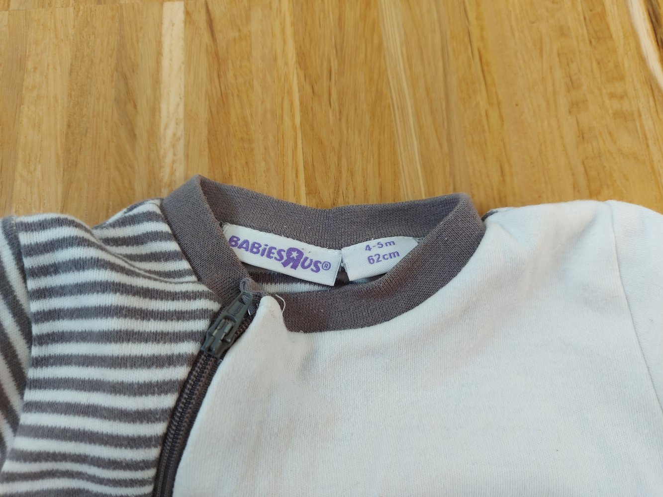 weißgrau gestreifter Baby-Schlafanzug mit Zebra und Elefant Gr. 62