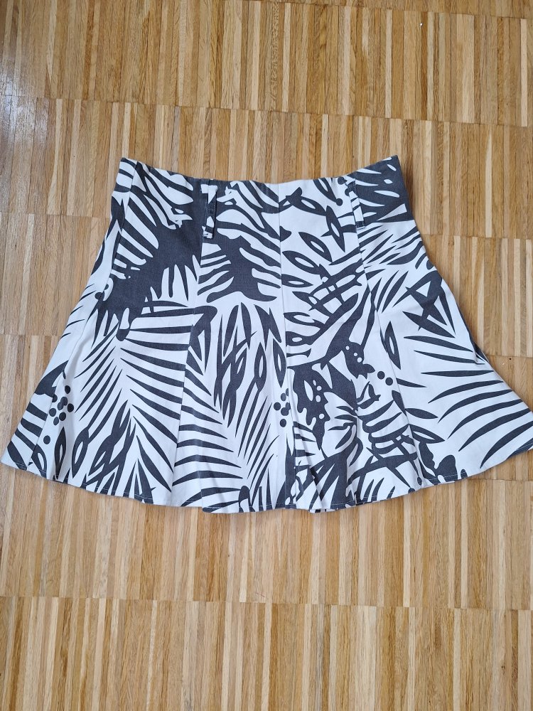 Weiß-grau gemusterter Sommerrock, Gr. 38 / Faltenrock / Minirock