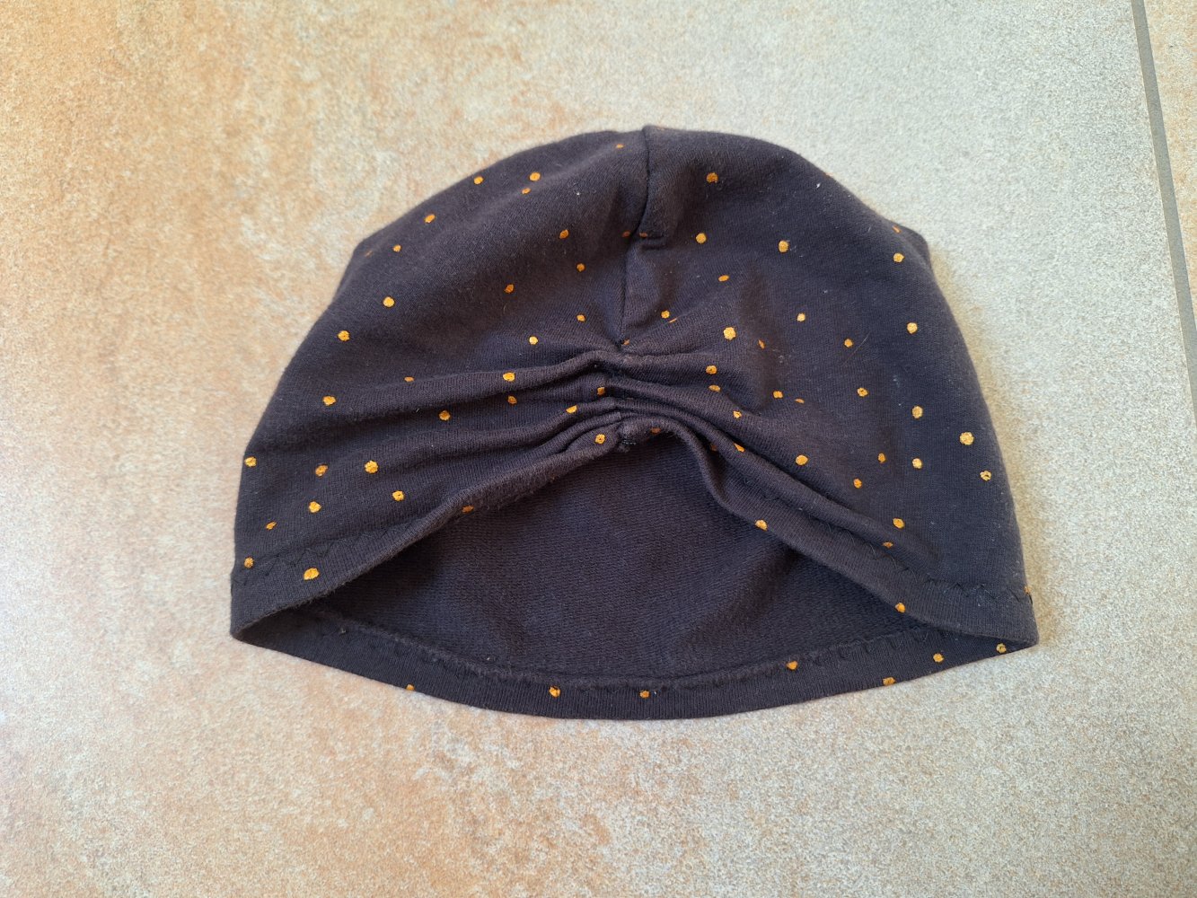 schwarzer Turbanmütze/Knotenmütze mit goldenen Punkten